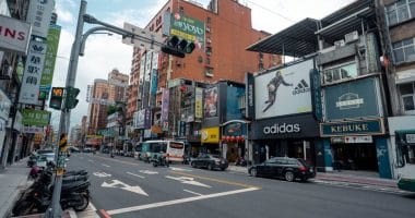 Fight breaks out at Yo Yo Honey Singh’s Delhi concert, police intervene as singer continues performing. Watch | Hindustan Times – Hindustan Times